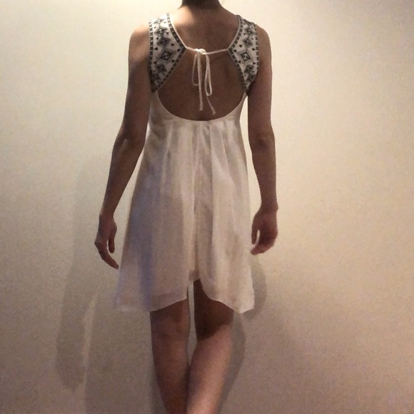 Flowy white mini dress with embroidered straps - Picture 3 of 5